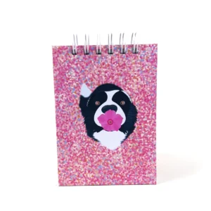 Libreta A6 Bloom rosada con efecto glitter y perrito con flor y anillos superiores