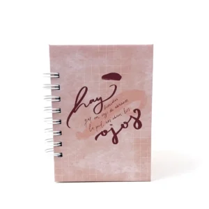 Libreta A6 Clarity rosada con frase manuscrita y anillos laterales