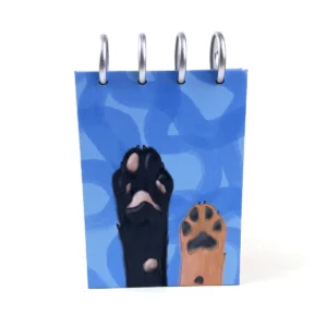 Libreta A6 Paws azul con diseño de patitas y discos superiores