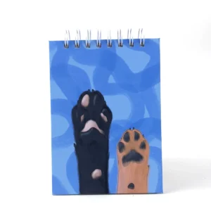 Libreta B6 Paws azul con diseño de patitas y anillos superiores