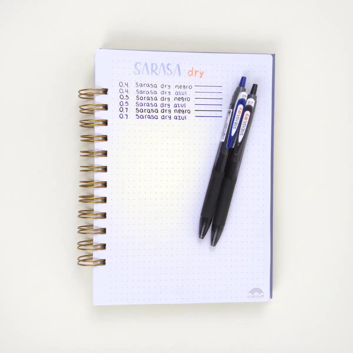 Lápices Zebra Sarasa Dry junto a una libreta con notas